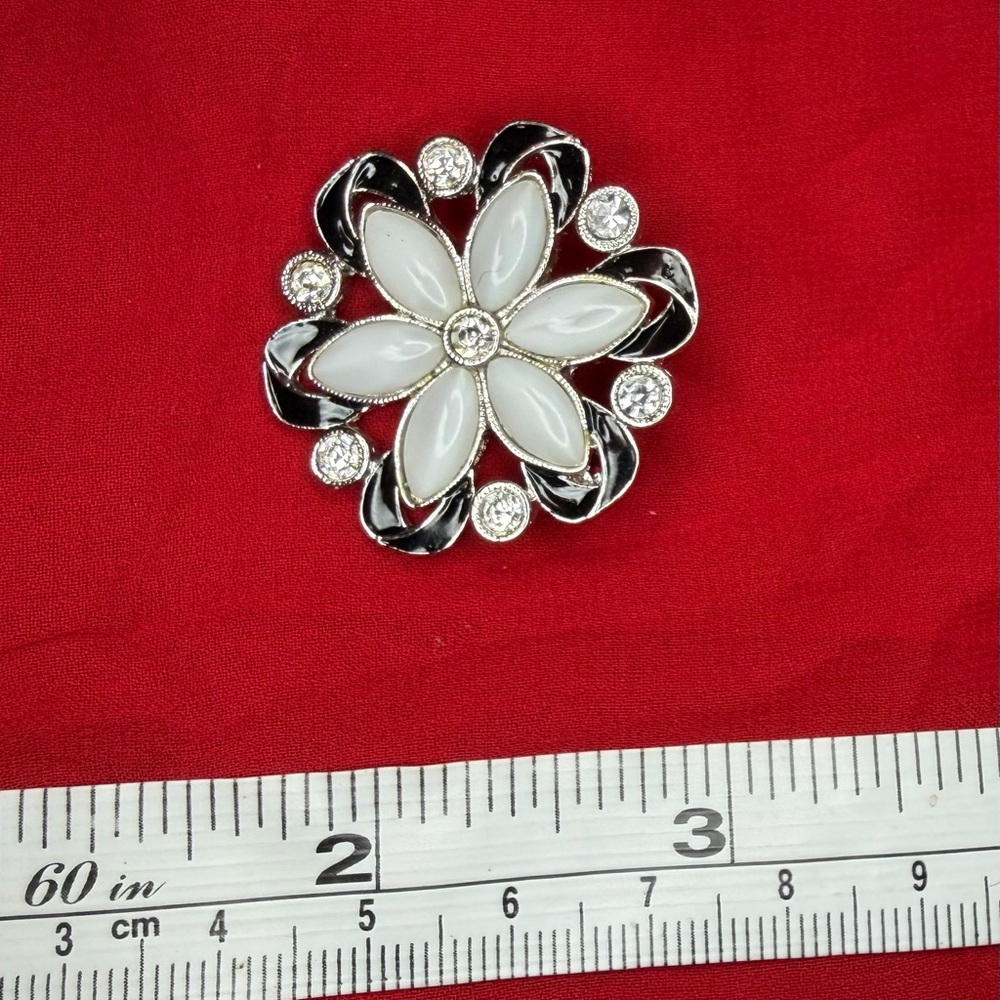 Vintage 1928 Rhinestone Flower Brooch: Black & White Silver Tone Pin - Picture 3 of 3
